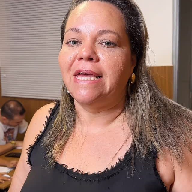 A noite de hoje contou com um momento simples, mas muito especial: a entrega de 100 cestas básicas para famílias das comunidades do bairro do Ipsep. 

Cada abraço, cada conversa e cada olhar lembraram a gente de algo essencial. Ninguém deveria enfrentar as dificuldades sozinho. Quando a comunidade se une, o cuidado chega mais longe.

Essa ação só aconteceu porque muita gente decidiu somar. Voluntários, parceiros, lideranças e pessoas que acreditam no amor em movimento. Mais do que alimentos, levamos acolhimento, dignidade e esperança.

Seguimos próximos, presentes e com o coração aberto para fortalecer ainda mais essa rede de apoio.

Se você quiser caminhar com a gente, será muito bem-vindo. 

📲 @tarcio.porfirio