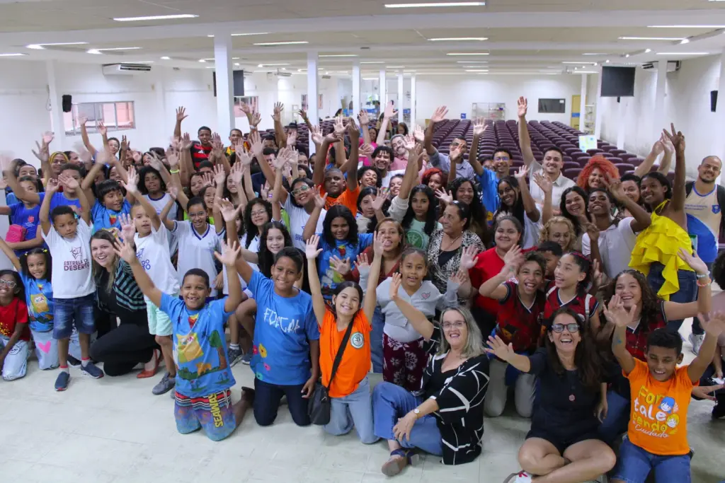 Participantes do Guia Digital Recife em atividade de formação em comunicação digital e protagonismo juvenil, em parceria com o COMDICA.