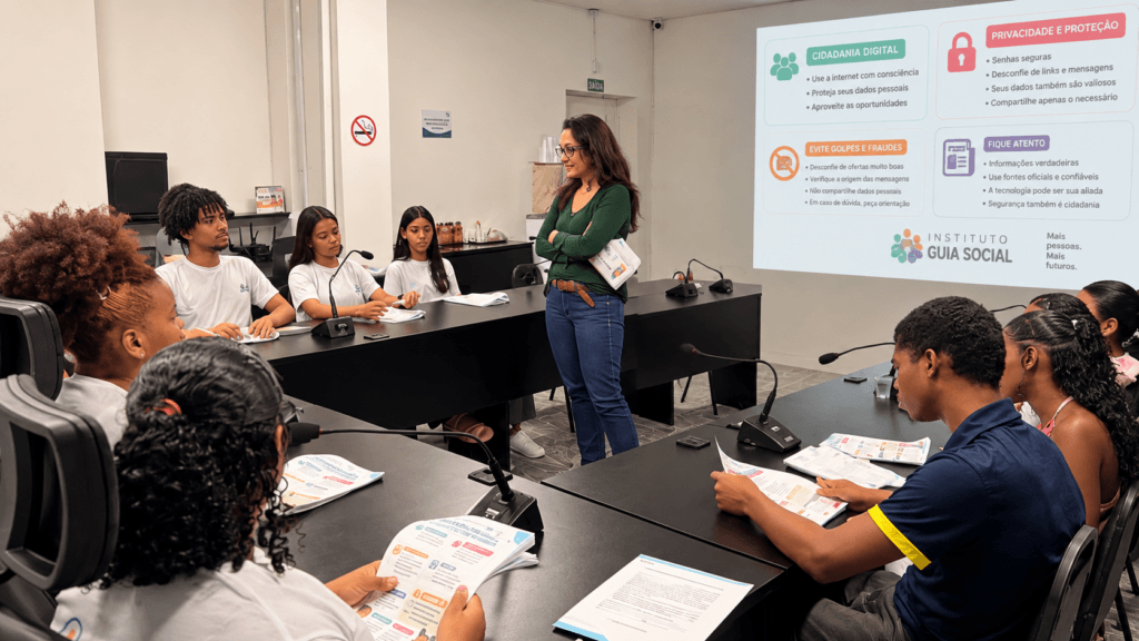 Facilitadora apresenta orientações sobre cidadania digital, privacidade e prevenção a golpes para participantes de formação do Instituto Guia Social.